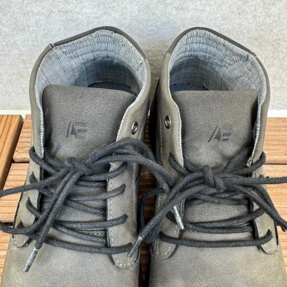 American Eagle Mens 7.5 Gray Leather Chukka Boots Lace Up Memory Foam